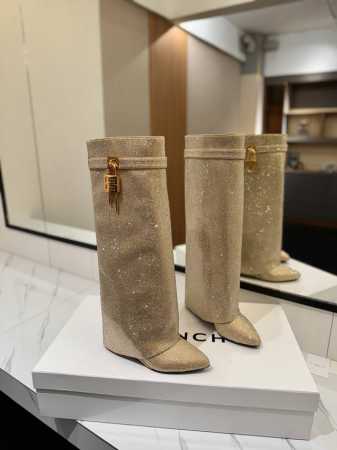 专柜正品级定制版本 GIVENCHY0 新款小奥钻高跟长靴，市面最高版本 纪梵希 锁扣 满钻五万多颗 风靡整个时尚圈 原版开发鞋型超级正 最高还原度鞋型 包裹性 - 点击图像关闭