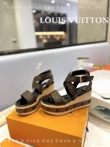 出厂 Louis Vuitton 最新走秀款厚底凉鞋 香港原版购入一比一开模 今年的款式比去年增加了老花原素 显得更为大牌 皮面款采用原版仿旧打蜡牛皮 内里垫脚