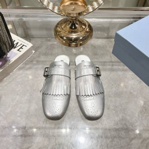 出厂 男款10情侣款 Prada 普拉达 25Ss春夏走秀新款流苏复古乐福鞋单鞋 这款鞋履着意呈现经典与复古格调，兼具阳刚气质与柔美风情，形成二元对比，彰显Pr