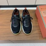 Loro Piana 男款网面飞织拼接皮革休闲鞋。采用全新外形和更宽大的廓形设计，营造超凡舒适的穿着体验。鞋面采用针织面料。三色组合工艺大底。 码数：38-45