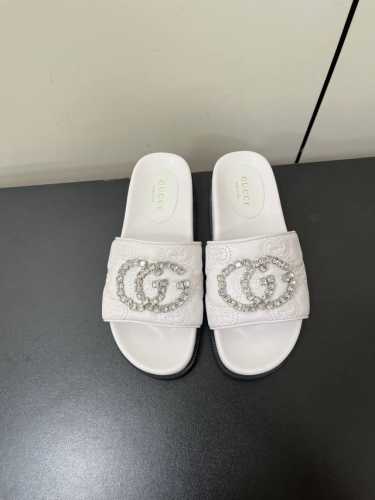 Gucci 25春夏新款一字厚底拖鞋～面料：进口压花小羊皮，手工缝钻G字logo厚底**显瘦！百搭随性！鞋面：刺绣羊皮内里 垫脚：羊皮底厚：3.5cm 前掌2.