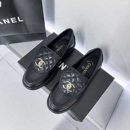 橙子出厂价 Chanel 香奈儿 书包扣乐福鞋 翻盖菱格单鞋 复古女鞋 拥有香家特色优雅名媛气质，超级耐看，让人无法抗拒心动。菱格一脚蹬乐福鞋鞋面的菱格设计很特 - 点击图像关闭