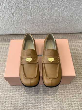 P390Miu Miu 25Ss 缪缪春夏新款 方圆头 乐福鞋 上世纪50年代，乐福鞋搭配制服，风行美国校园。学生为抗议校内着制服的规定，便将一枚硬币嵌入鞋身皮 - 点击图像关闭
