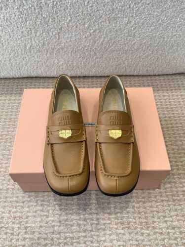 P390Miu Miu 25Ss 缪缪春夏新款 方圆头 乐福鞋 上世纪50年代，乐福鞋搭配制服，风行美国校园。学生为抗议校内着制服的规定，便将一枚硬币嵌入鞋身皮