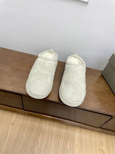 顶级版本代购级BALENCIAG巴黎世家24秋冬新款厚底毛毛拖鞋 冬日凛凛不可缺之一闭眼入都是不会后悔 上脚非常舒服超舒服 ZP订制面料 鞋面：定制进口羊绒 内