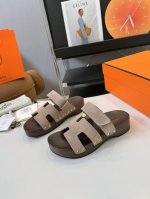Hermès 爱马仕经典凉拖 极约复古的设计 浓厚的异域风情时髦感十足、随便上脚都很有腔调简简单单的款式随便搭配一下高级感就很棒百搭的颜色流畅的线条很难不爱！面