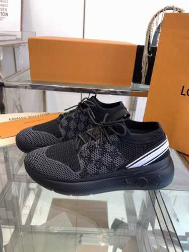 Louis Vuitton 2025新款 休闲运动鞋 鞋面复杂飞织工艺现已火爆登场，形状压花拼接原图案，原版原材料，面料，原版飞织！内里原版订制！1:1大底开模