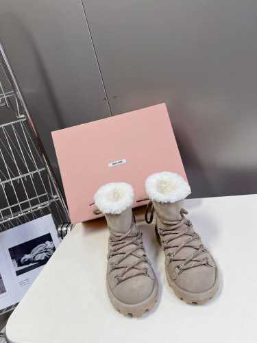 MiuMiu 缪缪秋冬最新走秀款 绑带羊毛小短靴雪地靴毛毛鞋 经常出现在各大时装杂志封面 各路明星、小红书博主都有钟爱 搭配绑带设计更显优雅，上脚尤为惊艳到你的