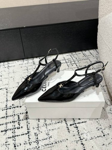 Celine 25 新款凯旋门尖头猫跟凉鞋高级优雅上脚显瘦得来，超有气质～5cm的小猫跟轻松无压力还一点都不挑人鞋面：开边珠牛皮内里：羊皮大底：原版进口真皮大底