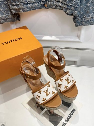 出厂 Louis Vuitton 最新走秀款厚底凉鞋 香港原版购入一比一开模 今年的款式比去年增加了新原素 显得更为大牌 皮面款采用原版小牛皮 内里垫脚全羊皮