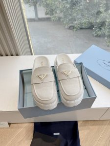 所见即所得G036最新系列！Prada 普拉达博肯面包鞋2025春夏新款厚底凉鞋 三角扣面包包头半拖鞋 最新走秀系列 经典升级 舒适度与时髦度并存 每个颜色搭配
