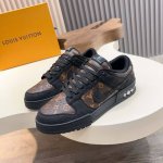l.V* X Nike联名低帮休闲运动鞋，采用头层牛皮拼接原版帆布精心制作，侧身Logo装饰，双色橡胶鞋底、后侧鞋口和鞋跟处均带有品牌标志性细节，提升格调。时尚