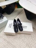 出厂 phoebe philo25Ss简约单鞋 果然还是帅的 简约女王大女人风 简单的线条和低调的色彩 温柔硬朗的大女人风 时尚通勤两不误 这双鞋子的特点是鞋头