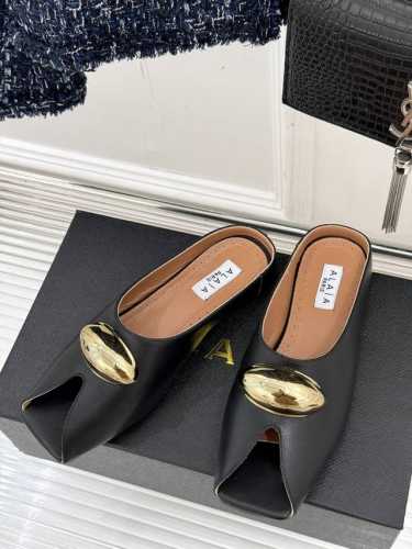 厂价 ALAIA 阿莱娅新品鱼嘴金属扣拖鞋夏天到了 也到了穿凉鞋的季节这款凉鞋真的是上脚一眼惊艳涂个指甲油 上脚给人温柔又性感蜈蚣精们必备时髦单品！面料采用进口