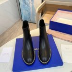 STUART WEITZMAN简称SW 秋冬新品，焕新演绎了经典切尔西靴。休闲的廓形设计搭配奢华的水晶缀饰 每一对鞋子均有200多个水钻配饰，这一组合既迷人又随