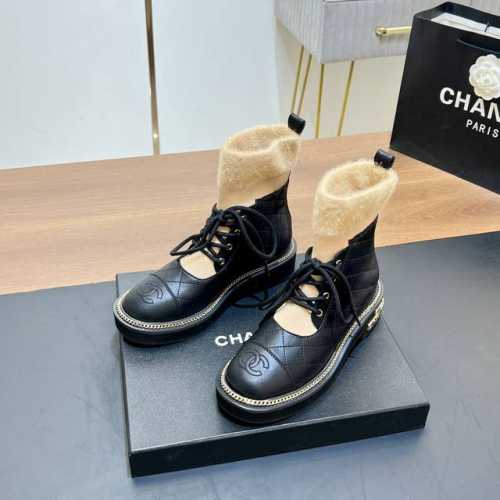 独家爆款 CHANEL 香奈儿 2024秋冬新款弹力绒口链条短靴、马丁靴 认准我家细节实拍注意区分普通版 这款马丁靴真的是帅气时尚的代表，，可以低调不失奢华！简
