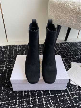 代购级 Dior 迪奥 24ss 秋冬新款 lcon cd 粗跟短靴 这款 Dior Icon 带跟及踝靴是二零二四冬季成衣系列新品，彰显 Dior 的经典标识 - 点击图像关闭