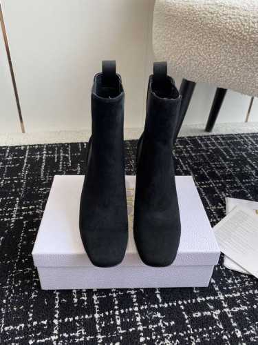 代购级 Dior 迪奥 24ss 秋冬新款 lcon cd 粗跟短靴 这款 Dior Icon 带跟及踝靴是二零二四冬季成衣系列新品，彰显 Dior 的经典标识