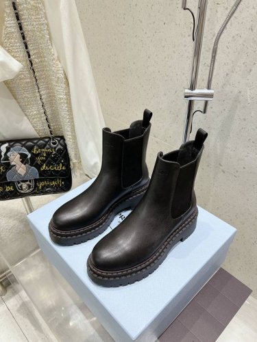 PRADA 普拉达秋冬新品 松糕厚底复古擦色做旧短靴 秋冬T台走秀主推款！ 复古带点贵气的感觉， 上脚非常完美 超级百搭！ 优雅大方 让你领略百变风格。 鞋面采