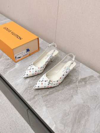 430 Louis Vuitton 路易威登春夏玛丽珍猫跟时装尖头鞋 春夏秀场出镜率最高的一款单品 超多名模上脚 简约大方非常百搭 鞋面采用原版牛皮； 全皮包裸 - 点击图像关闭