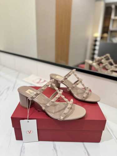 出厂价： Valentino 华伦天奴铆钉 VT经典6.0cm 粗跟凉拖鞋，顶级复刻！侧身弧线完美，原版开模定制不生锈铆钉 特别有质感的五金衬托出满满的高级感，