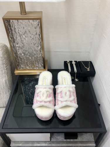 出厂价 高端品质 香家 2024秋冬羊毛拖、爆款来袭 顶级 品质、完美细节、市场最高版本、你值 拥 :Lvu 原版进口高密度发泡大底 进口皮毛一体羊毛进口香家布