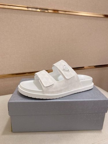 工厂P价 Prada 拖鞋 顶级代购 男士春夏拖鞋专柜同步 鞋面意大利进口牛皮搭，标志图形高品质工艺，鞋底：原厂特供原版底，独家活动成型底超级舒适，原厂跟单货，