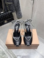 出厂 Miumiu缪缪25春夏新款复古高跟鱼嘴凉鞋！春夏清新配色曲线优美，小猫跟后空凉鞋 日常穿搭都很搭鞋边有专属标识性Logo格调，上脚尽显优雅魅力！ 鞋面采