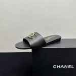 2025 Chanel小香香奈儿平底拖鞋，时尚与舒适的完美融合。经典珍珠双C扣标志夺目吸睛，彰显品牌格调。多样色彩适配不同穿搭，无论是漫步街头还是出席休闲场合，