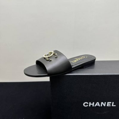 2025 Chanel小香香奈儿平底拖鞋，时尚与舒适的完美融合。经典珍珠双C扣标志夺目吸睛，彰显品牌格调。多样色彩适配不同穿搭，无论是漫步街头还是出席休闲场合，