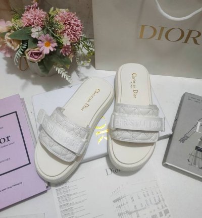 Dio*R春季新色 2024年春夏复古电绣拖鞋 今年就数它是最耀眼的单品，原版开模大底+，立体刺绣，高密度刺绣工艺，针法细腻，公主范十足。 Size：35-39
