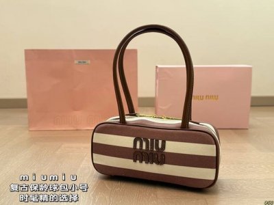 缪缪 Miumiu 复古保龄球包 时髦精的选择 见到实物不得不感叹火有它火的道理 超实用的好嘛！！ 尺寸小号28 12