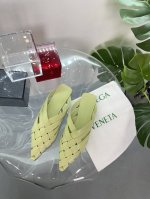 Bv洞石绿 Alfie便鞋细节单品 高版本 小方头 Bv每年的夏季凉鞋都好美啊 将经典的编织运用在鞋履上知性优雅干练 满满的高级感小方头设计美美哒～～ 面料选用