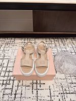 miumiu缪缪春夏走秀款饼干凉鞋，厚底松糕鞋 简约的运动板鞋设计，极具辨识度的鞋舌，打造佛系甜美的休闲风~~上脚气场十足随意搭配，长裙，短裙，短裤，穿出与众不