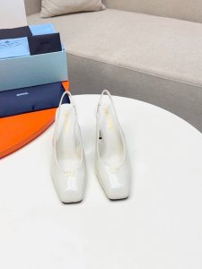 PRADA 普拉达 2025早春新款粗跟方头凉鞋单鞋简单的设计大概就是它最让人喜欢亮点，不是烂大街的那种 很有自己的品牌个性 单鞋出厂价 凉鞋250 _____