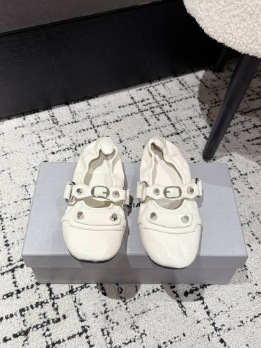 balenciaga 巴黎世家 25 新款金属铆钉 芭蕾舞鞋 这双Cagole拖鞋鞋型是淑女拖鞋上面的铆钉又超级朋克街头简直太别致了 Ins爆款 原版购入开模