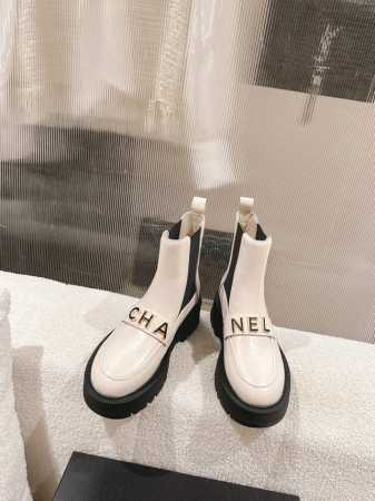 高版 CHANEL丨24新品底厚字母logo 短靴 字母计设超有特色！真是的随便试试爱就上了～脚感很轻！ 上脚舒超适～5cm+厚超底级显细腿！！ ZP字母Log - 点击图像关闭