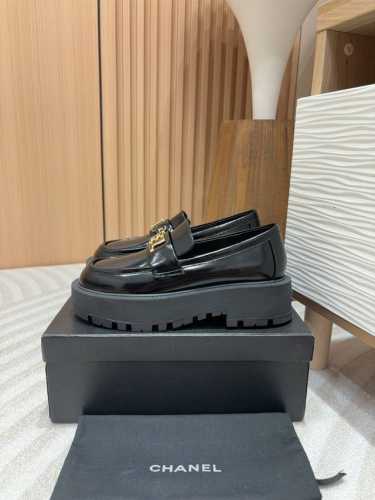 莞产品质 24Fw新款chane*小香字母厚底乐福鞋 种草 上脚迷人气质女孩！干练又又慵懒随性 妥妥的甜酷风买错了！品牌字母装饰鞋面显得十分精致，真的是被每一个