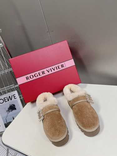 Roger Vivier 秒杀市场版本 今年最美的雪地靴！太懂女人心思了，侧钻扣的细节十分精致，水晶方扣饰扣羊毛边漆皮裸靴， 第一眼就爱上 亮亮面皮内里带羊羔毛