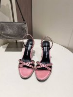 Alexander Wang 春夏大王高品质高跟凉鞋.原版Logo白色字母.内里垫脚为原厂材质山羊皮！纯钢串珠延条配置高密度意大利进口牛皮大底！鞋面铆钉设计。跟