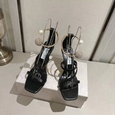Jimmychoo 24ss又一神作，细细的带子围绕脚背，配上水晶钻球和珍珠小球的脚环，增显女人高贵和性感，显瘦又散发高贵的气质！ 1面料: 进口羊皮 2内里：
