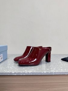 PRADA 普拉达 25ss早春新款 经典高跟 三角标单鞋 半拖简单的设计大概就是它最让人喜欢的点不是烂大街的那种 很有自己的品牌个性面料：采用原版牛漆皮内里垫