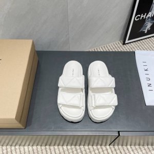 出厂: 独家顶级版本 Inuikii 小众潮牌 25Ss春夏新款 松糕厚底 拖鞋系列 沙滩厚底拖鞋 这系列颜值简直逆天了！每一处细节都彰显着高级与时尚。 材质方