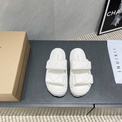 出厂: 独家顶级版本 Inuikii 小众潮牌 25Ss春夏新款 松糕厚底 拖鞋系列 沙滩厚底拖鞋 这系列颜值简直逆天了！每一处细节都彰显着高级与时尚。 材质方