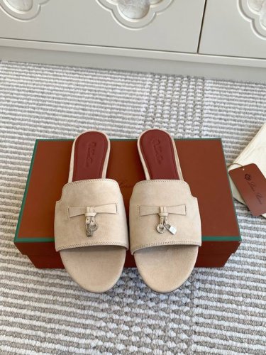 平底 粗跟 代购级 Loro piana Summer Charms Ser LP女士凉鞋拖鞋产品详情：这款绒面羊皮革凉鞋搭配饰有Loro Piana My C