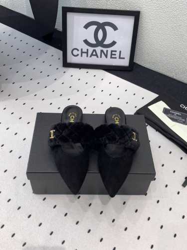 Chanel 新款毛毛拖鞋 秋冬搭配袜子休闲又慵懒 上脚真的好看又时髦 手感细腻柔软丝滑 进口羊京貂羚毛鞋面 原版意大利真皮大底 Size：35-39 40 4