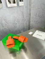 Bv 葆蝶家 春夏 平底大编织拖鞋 桔黄色 编织设计元素 堪称Bv家族设计基因 鞋面采用手工编织 搭配内胆舒适设计 设计感十足 一款彰显个性 潮流神级单品 所有