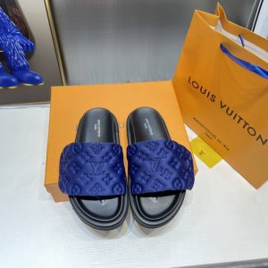 Louis Vuitton 路易威登 LV魔术贴拖鞋 凉拖 情侣款 浮雕logo 压花 柔软加垫鞋面搭配可调节魔术贴 舒适韧性鞋垫再添和谐色彩 码数：3