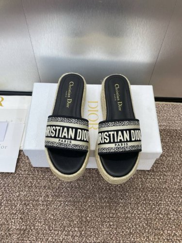 dior 迪奥 2025春夏新款 Ivieta Dway 果冻色厚底拼色女拖鞋 cd字母Logo立体刺绣草编坡跟圆头露趾拖鞋 鞋面 进口酒椰草 进口电绣高温水溶