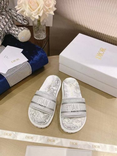 出厂价p 女装女鞋 运动原单 dir最新颜色经典款拖鞋 立体感刺绣设计上迪奥Logo点缀 简单大方 超好看超百搭 上脚非常柔软 颜色清爽 鞋面:进口电绣材料 内